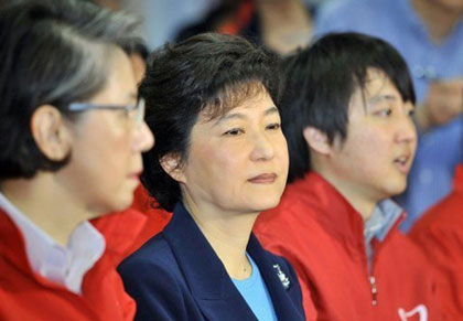 Bà Park Geun-hye (giữa) hy vọng trở thành đại diện của đảng cầm quyền ra tranh cử và trở thành nữ tổng thống đầu tiên của Hàn Quốc. Ảnh: AFP